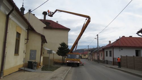 Odľahčenie hniezda bociana bieleho na materskej škole v obci Nová Ľubovňa. Foto: K. Kisková