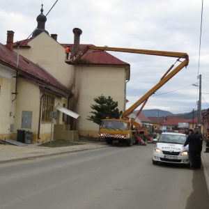 Odľahčenie hniezda bociana bieleho na materskej škole v obci Nová Ľubovňa. Foto: K. Kisková