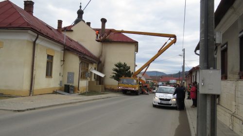 Odľahčenie hniezda bociana bieleho na materskej škole v obci Nová Ľubovňa. Foto: K. Kisková