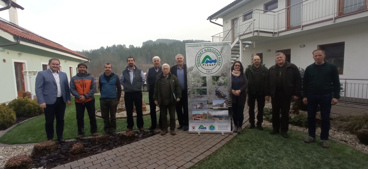 Členovia prvého zasadnutia Rady PIENAP-u (zľava doprava): Ing. J. Kurňava, mjr. Mgr. M. Živčák, Ing. B. Jarčuška, PhD., Ing. V. Kĺč, PhD., RNDr. M. Fulín, Csc., mgr. inž. M. Sokolowski, J. Gondek, Ing. M. Malatinová, Ing. S. Vislocký, A. Pirhala, doc. Ing. J. Švajda, PhD. Zasadnutie sa konalo 30.11.2022 v Spišskej Starej Vsi.